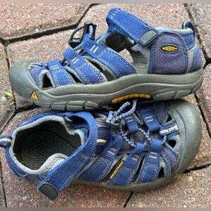 KEEN boys size 12Y waterproof hiking sandal